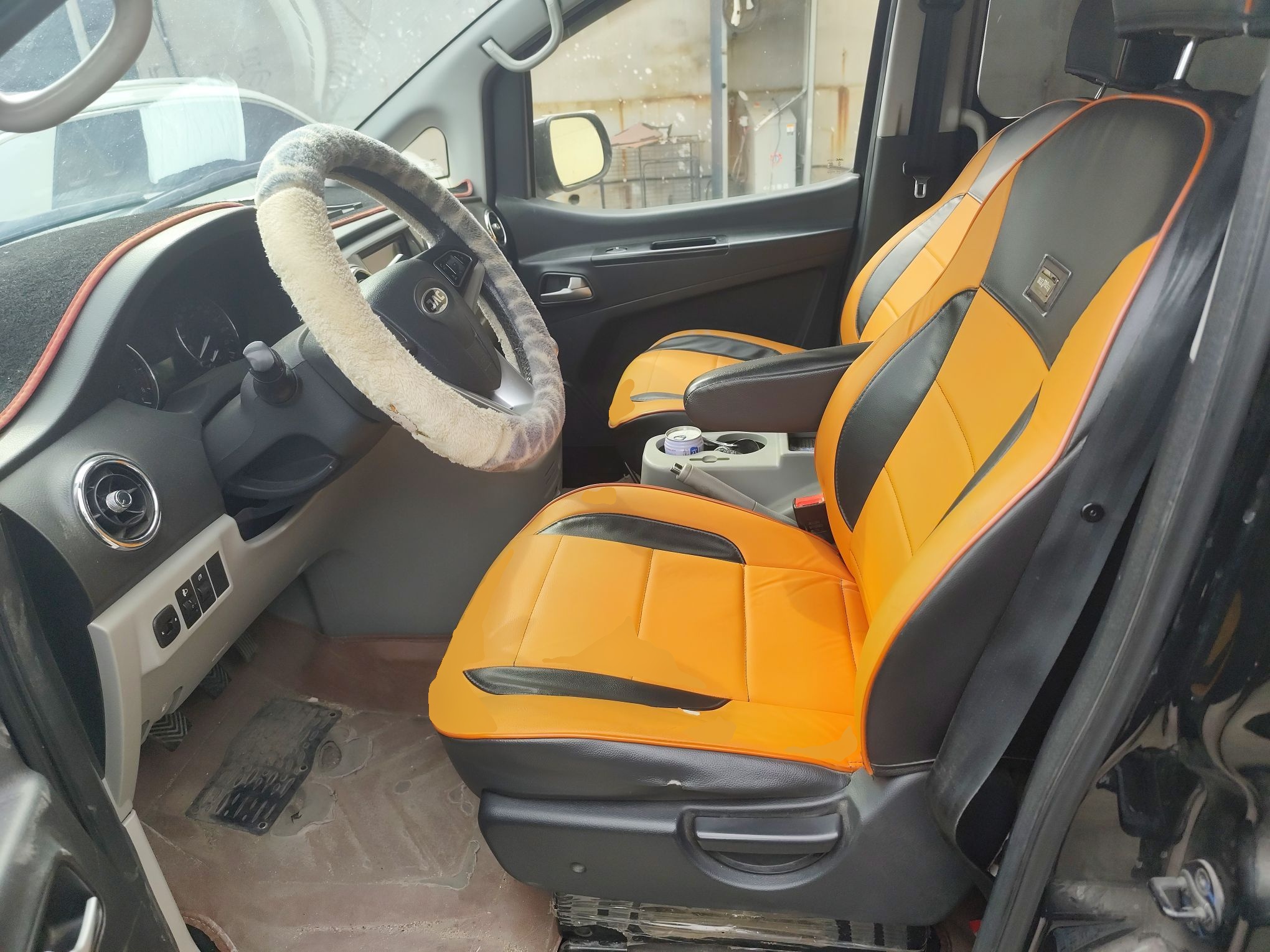 المقاعد الأمامية داخل السيارة