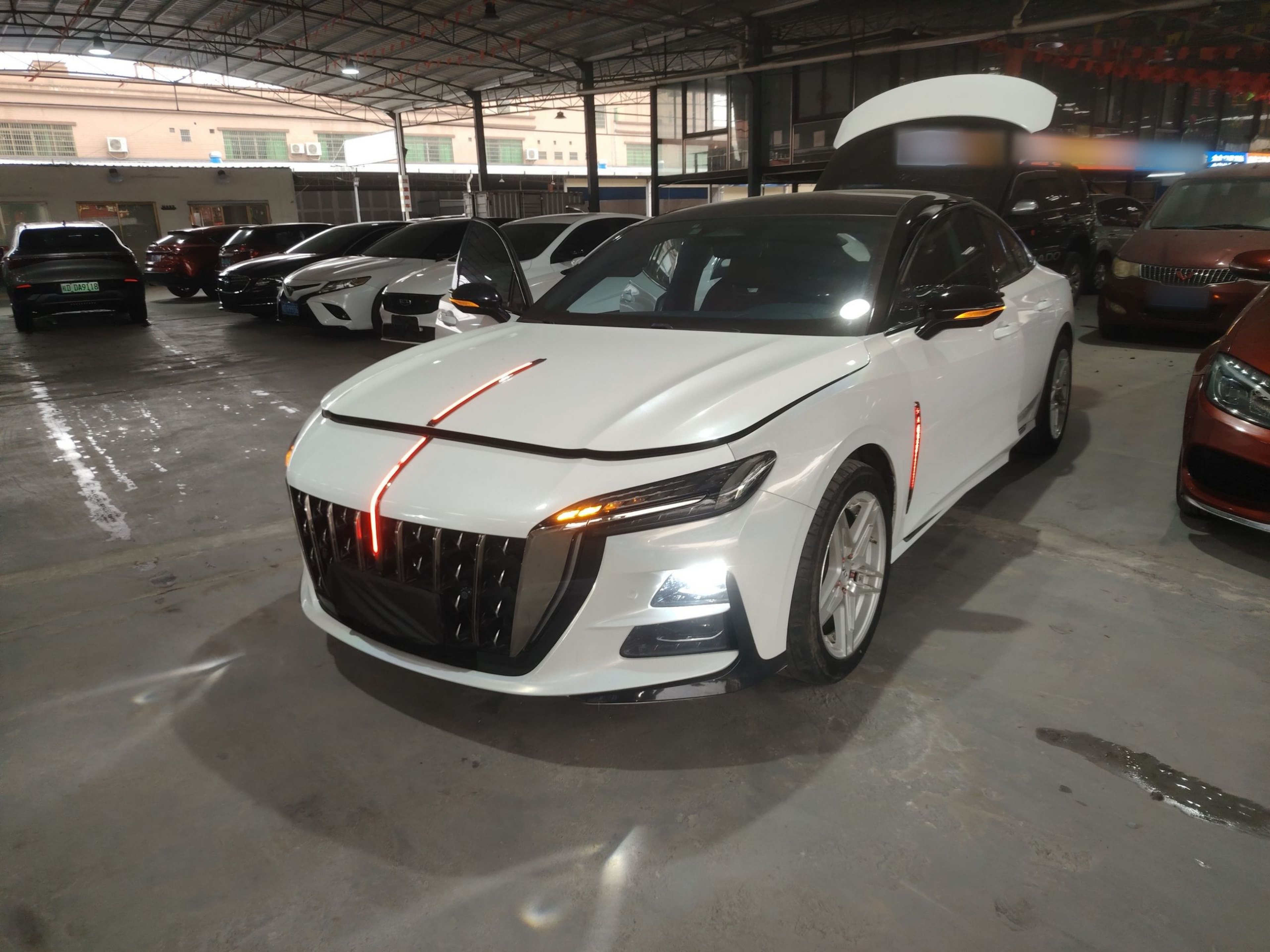 تحت مقدمة السيارة