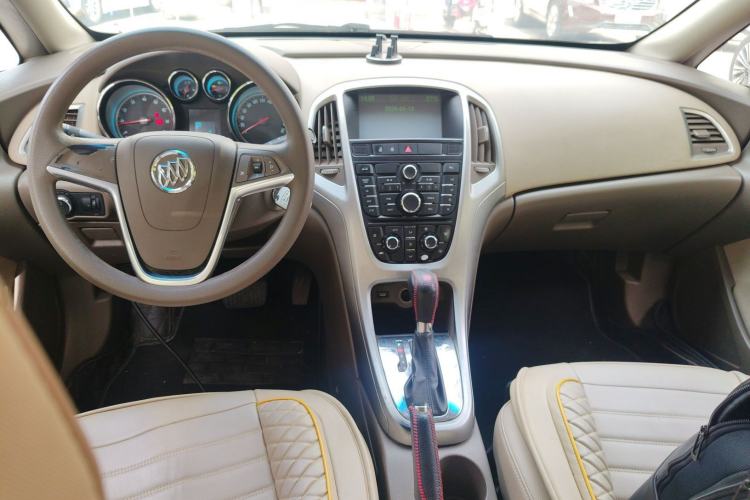 Used Buick GT 2013 GT 1.6L Automatic Fashion Edition Center Console