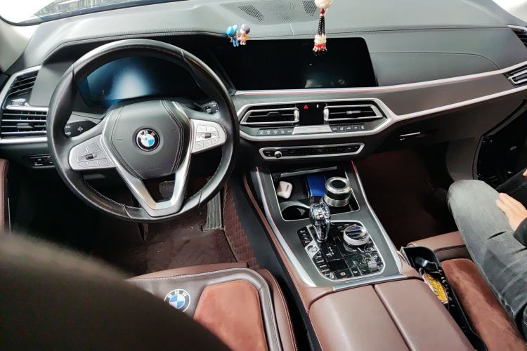 Used BMW X7 2021 xDrive40i Luxury Package with Leading Features Center Console