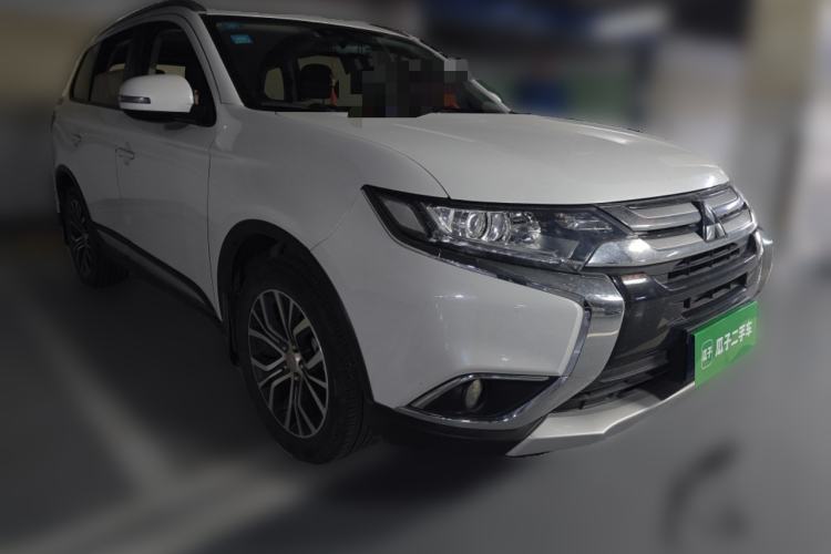 Used Mitsubishi Outlander 2017 2.0L Two-Wheel Drive Glory Edition 5 Seats Front Right 45 Deg