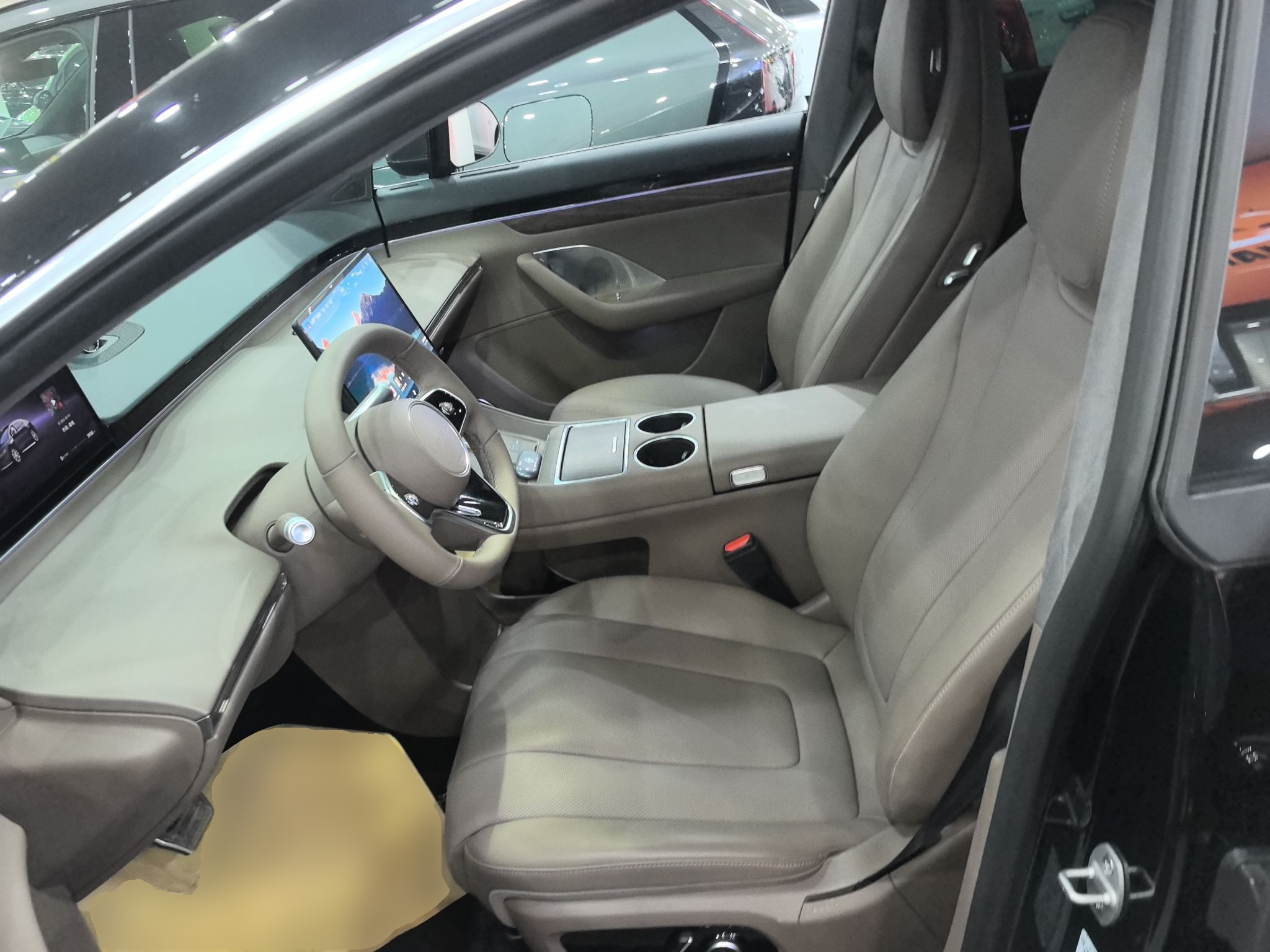 المقاعد الأمامية داخل السيارة