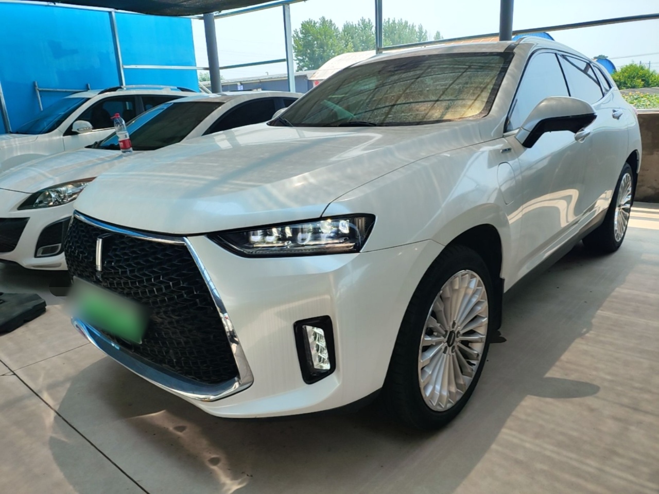 Под передней частью автомобиля