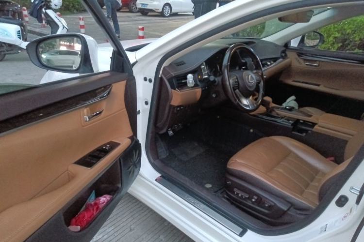 Used Lexus ES 2015 300h Luxury Edition Driver Seat