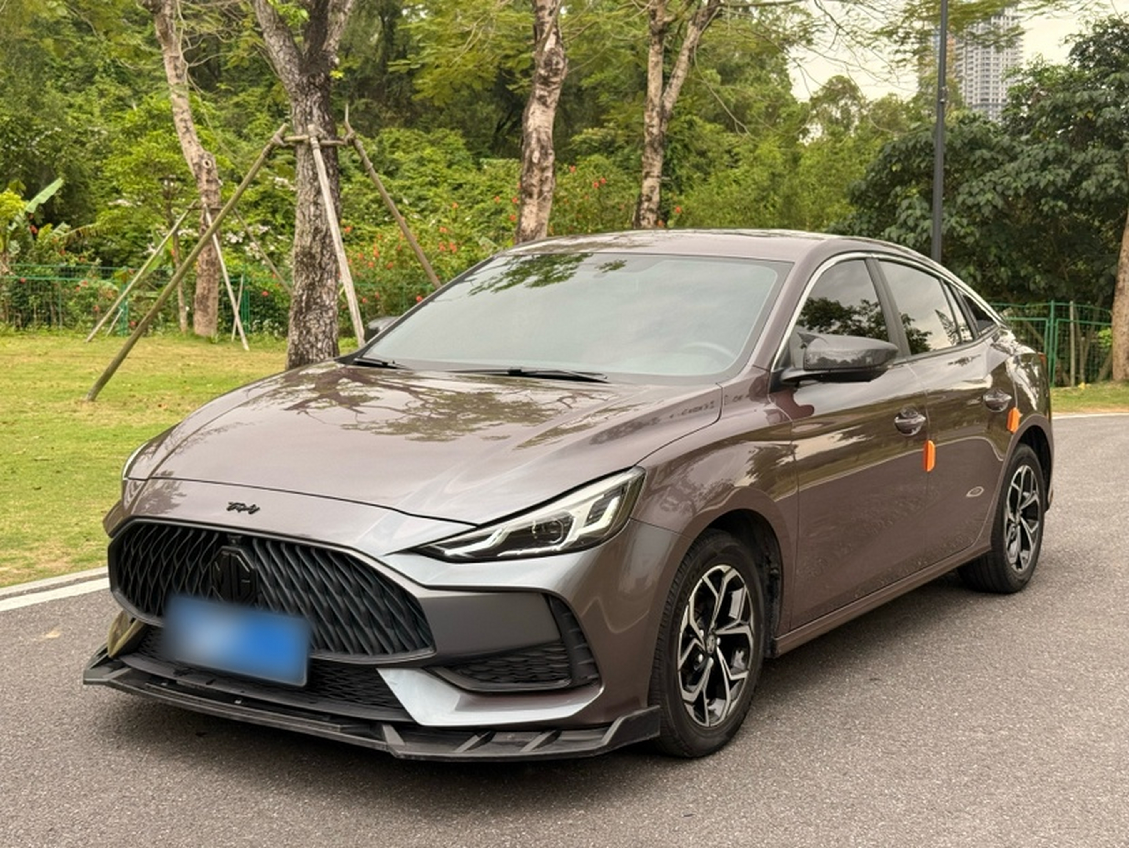 تحت مقدمة السيارة