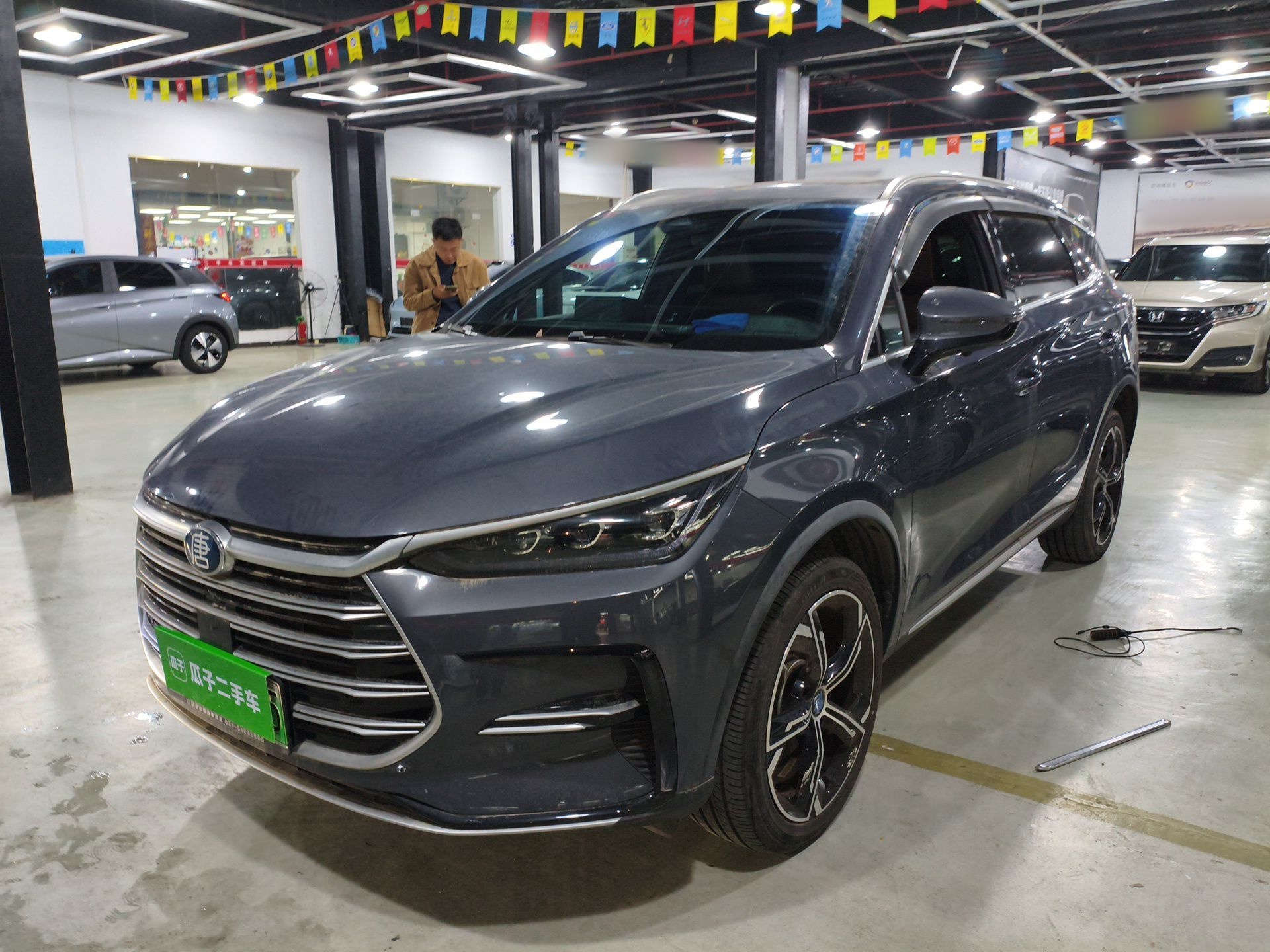 تحت مقدمة السيارة