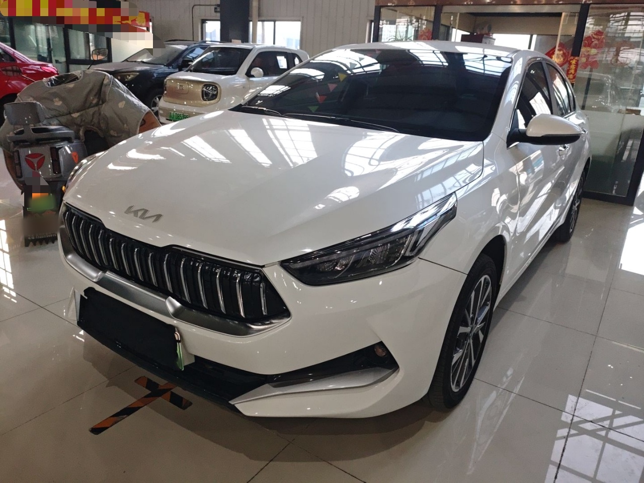 تحت مقدمة السيارة