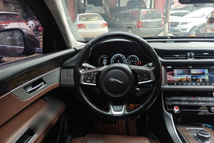 Used Jaguar XFL 2018 XFL 2.0T 250 PS Luxury Edition Steering Wheel