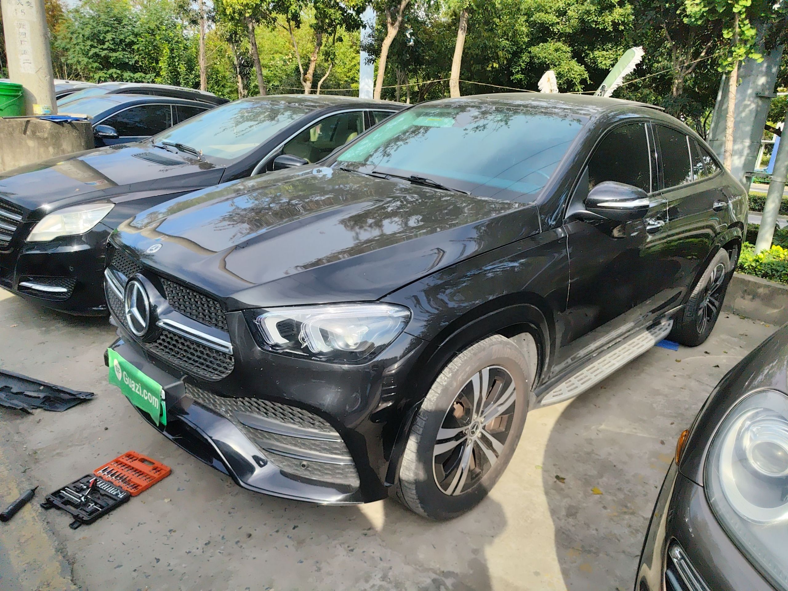 تحت مقدمة السيارة