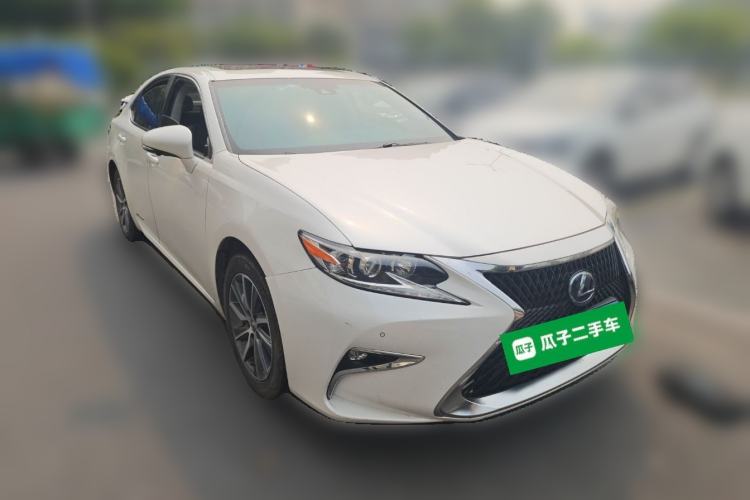 Used Lexus ES 2015 300h Comfort Edition Front Right 45 Deg