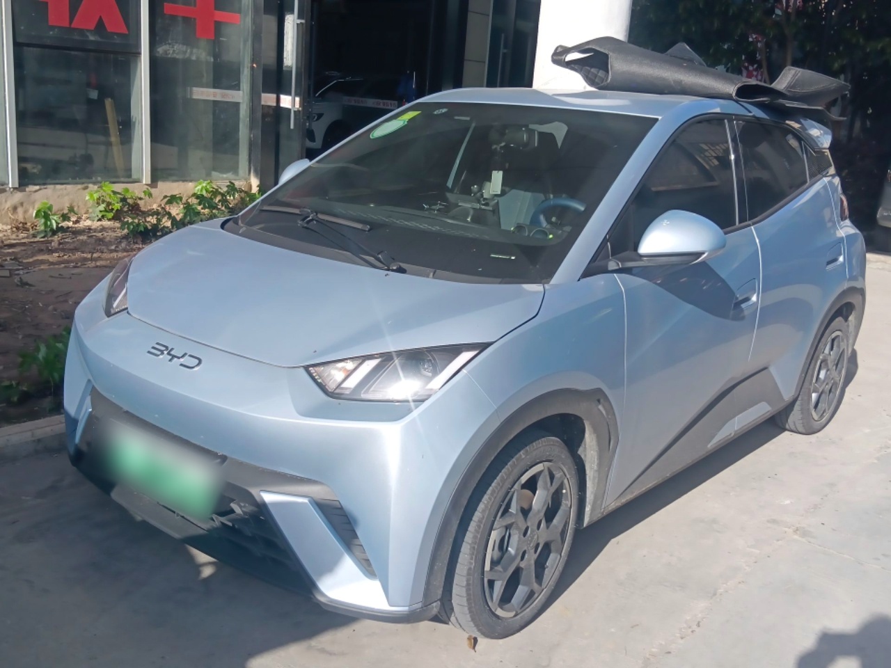 Под передней частью автомобиля