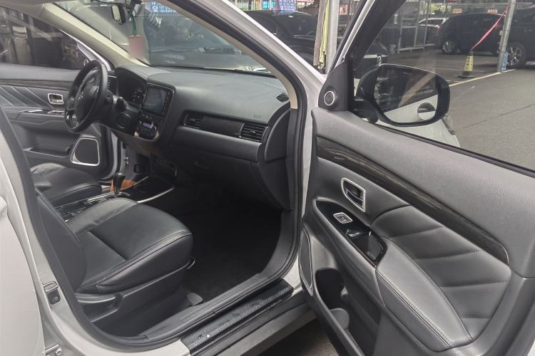 Used Mitsubishi Outlander 2020 2.0L Two-Wheel Drive Enjoyment Version 5 Seats Right Front Seat