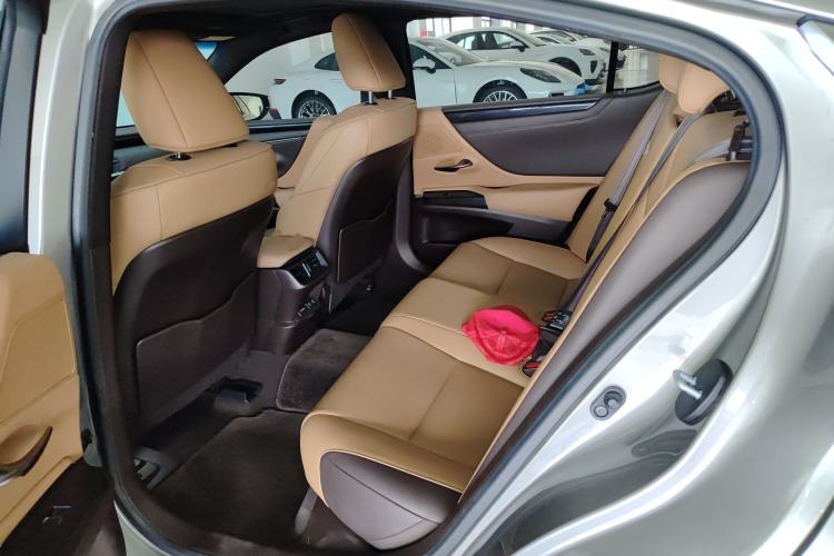 Used Lexus ES  Left Rear Seat