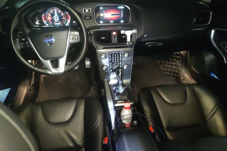 Used Volvo V40 2015 1.6T Zhiya Edition Center Console