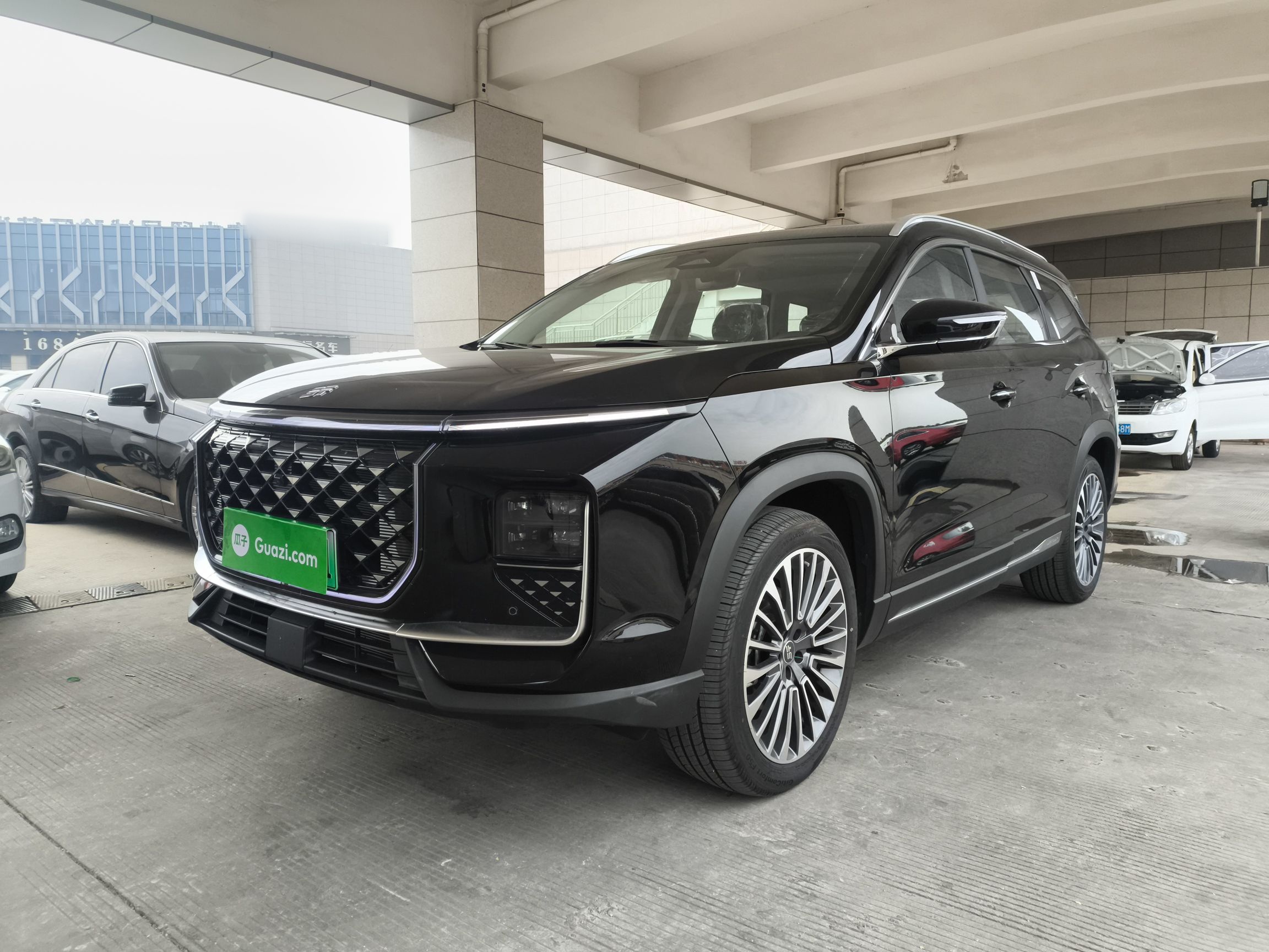 Под передней частью автомобиля