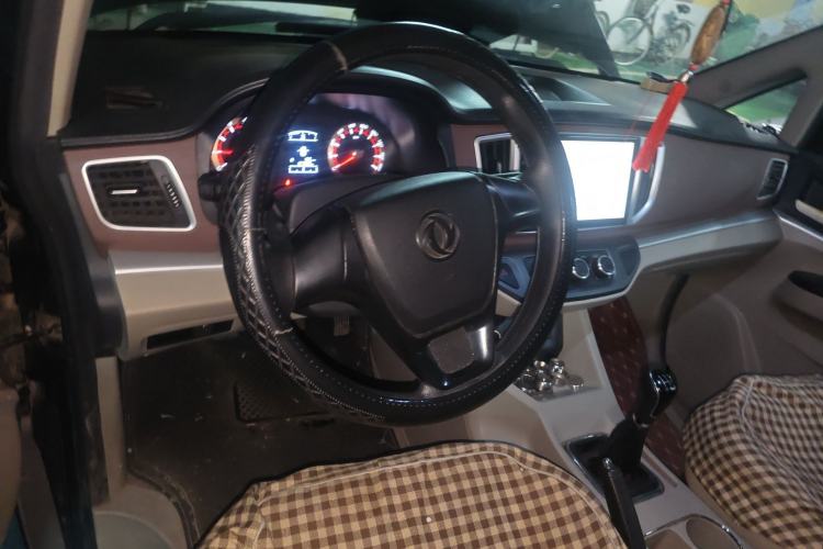 Used FORTHING Lingzhi 2018 M5L 1.6L 9-Seater Comfort Model Center Console