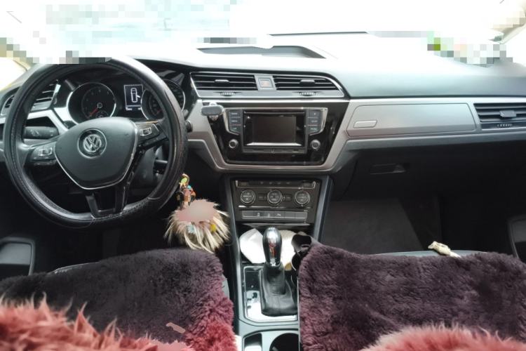 Used Volkswagen Touran 2016 Volkswagen Touran L 280TSI DSG Comfort Edition Center Console