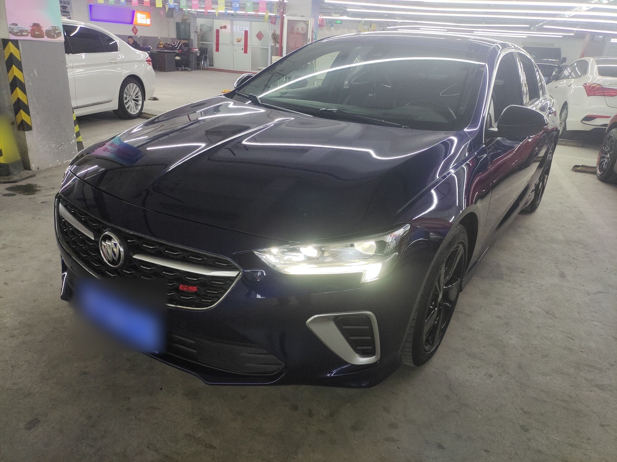 تحت مقدمة السيارة