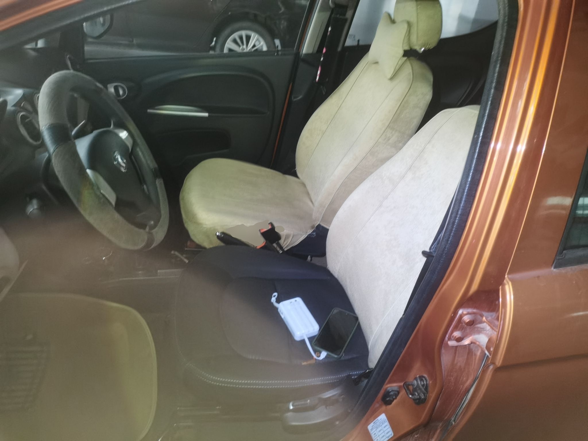 المقاعد الأمامية داخل السيارة