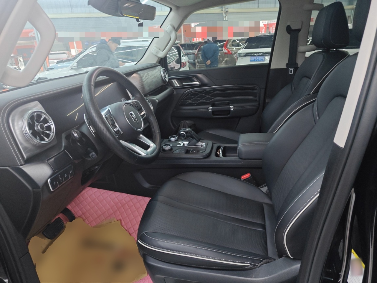 المقاعد الأمامية داخل السيارة