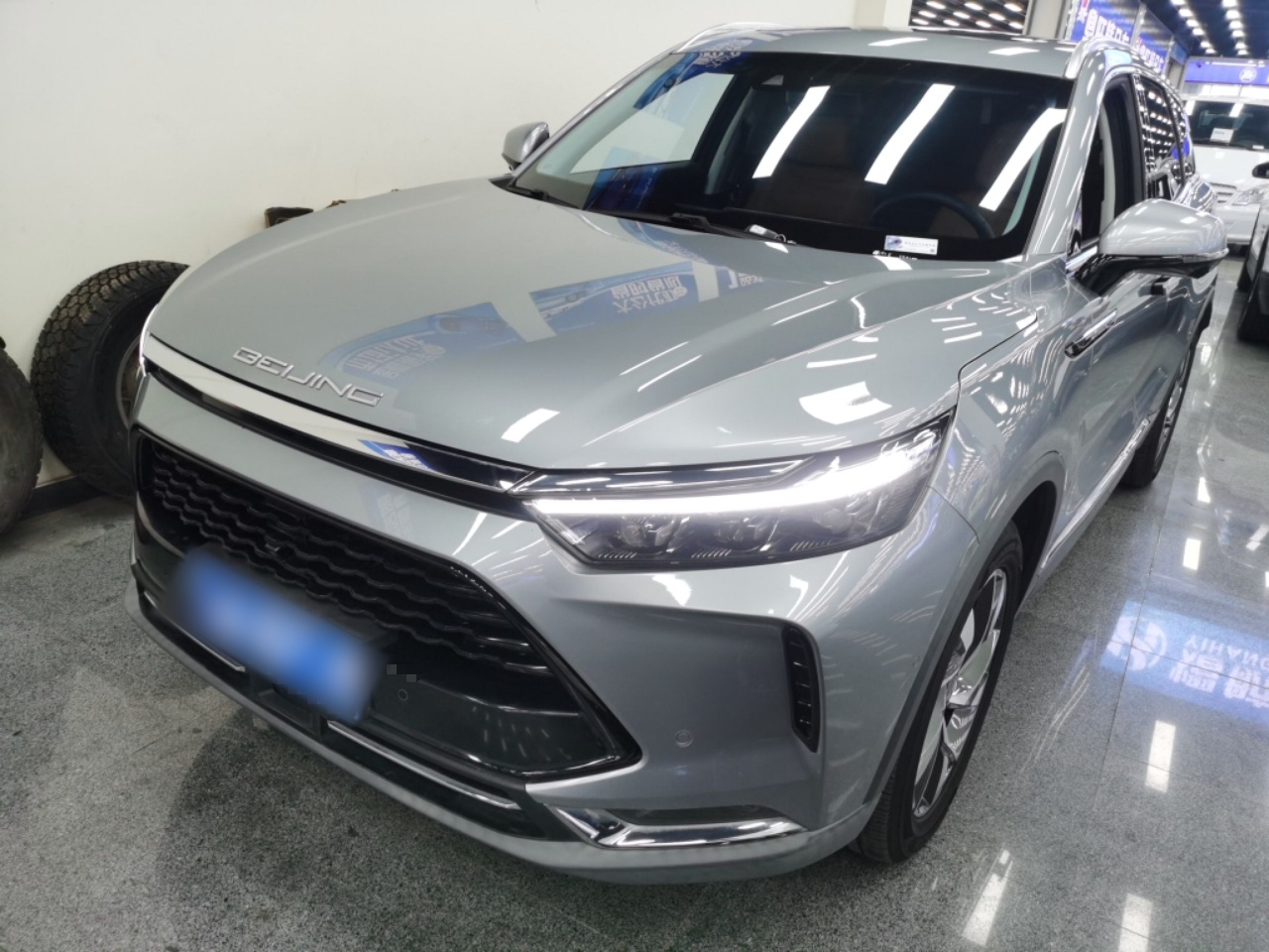 تحت مقدمة السيارة