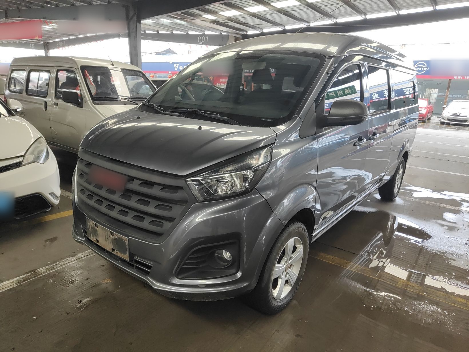 تحت مقدمة السيارة