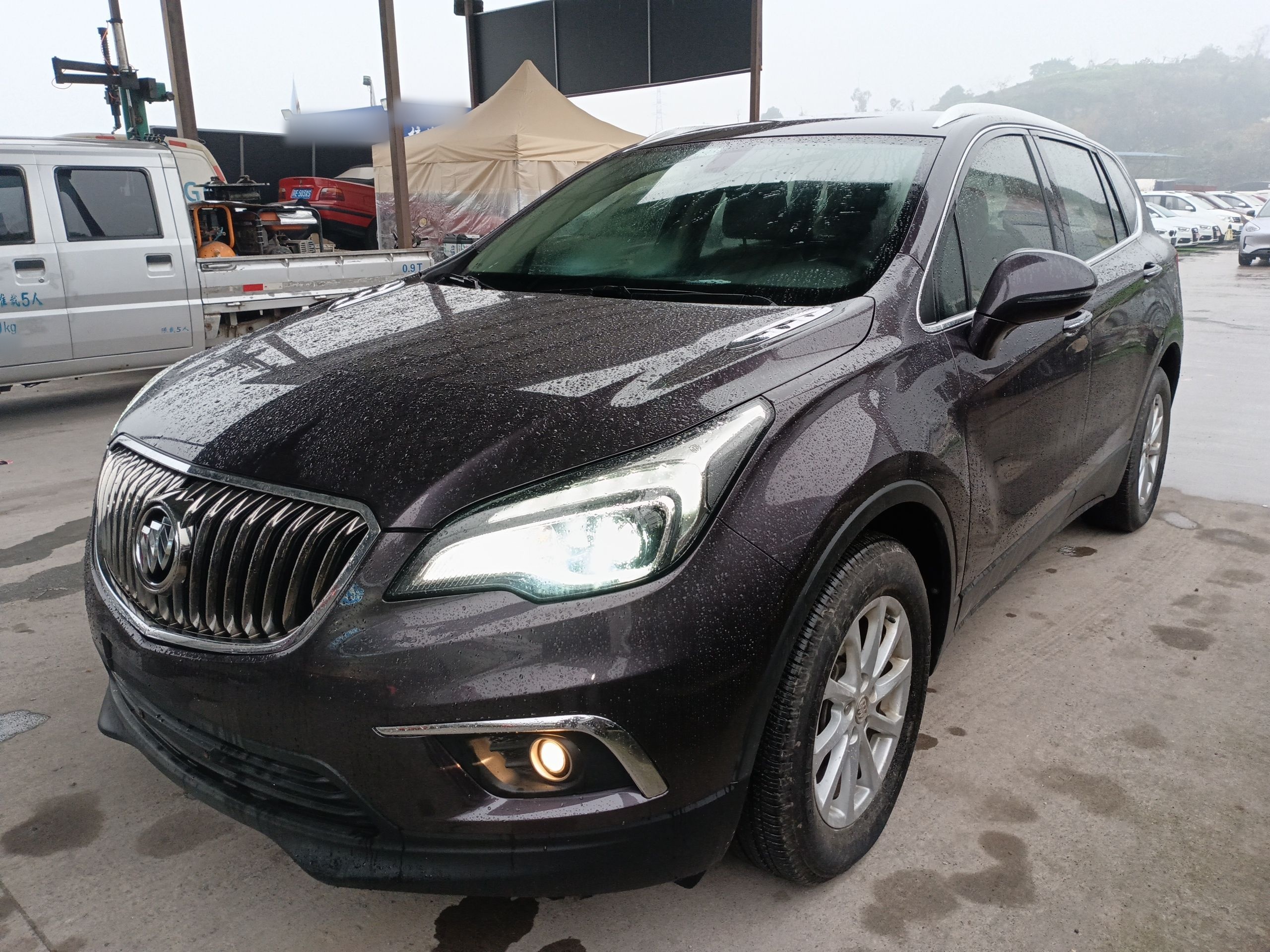 تحت مقدمة السيارة