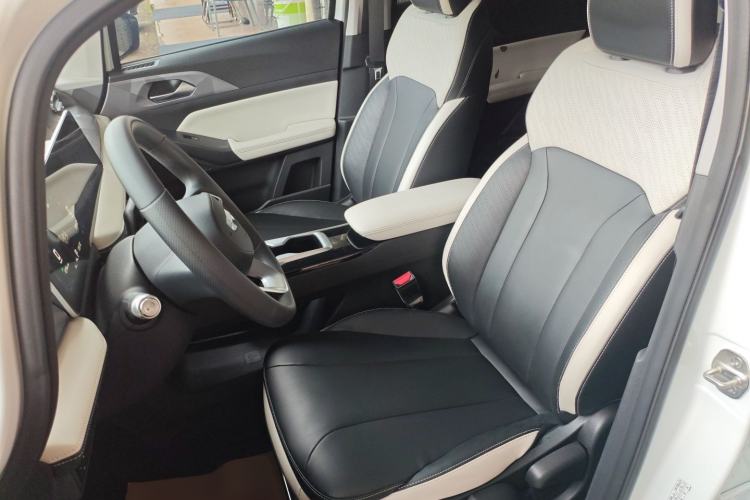 Used Geometry E Firefly 2024 301km Starlight Left Front Seat