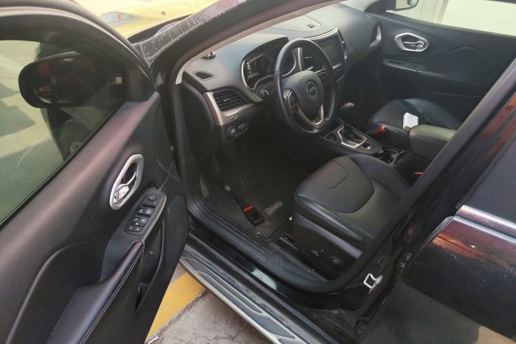 Used Jeep Cherokee 2017 2.0L Superior Edition
