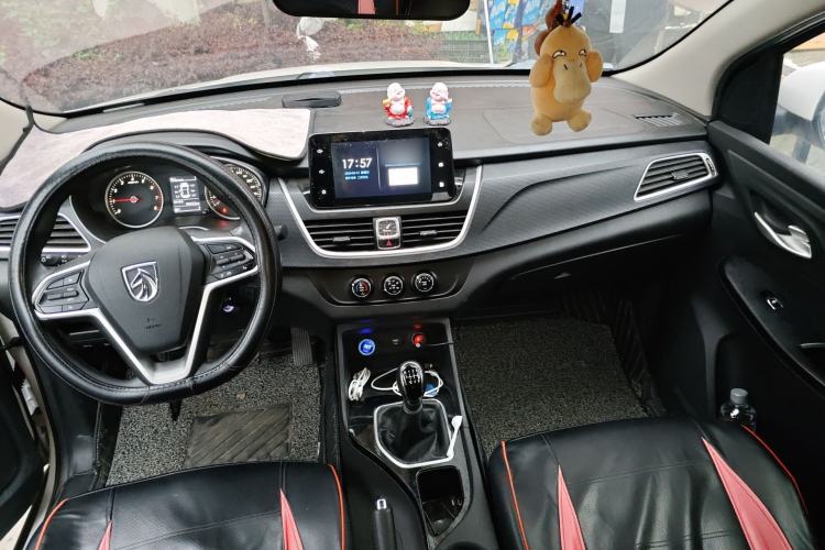 Used Baojun 730 2019 1.5L Manual Fashion Model 7-seater National V Center Console