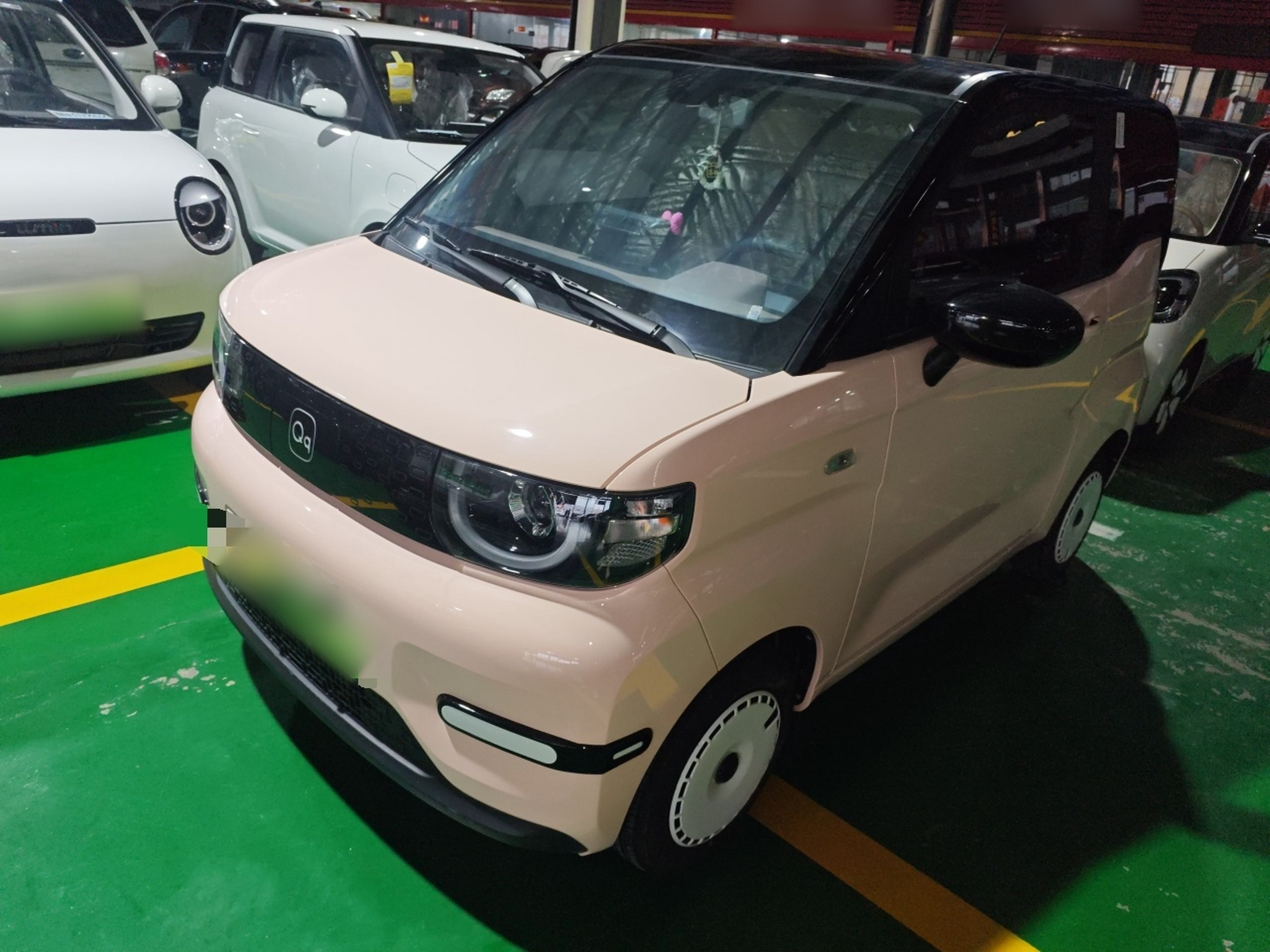 تحت مقدمة السيارة