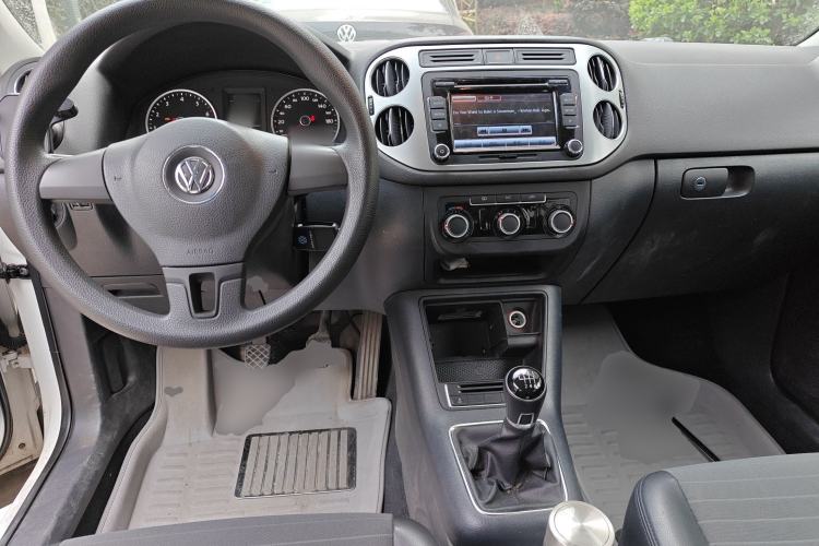 Used Volkswagen Tiguan 2013 1.8TSI Manual Two-Wheel Drive Trend Edition Center Console