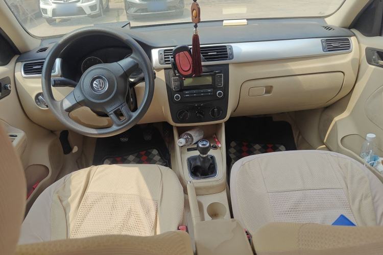 Used Volkswagen Bora 2011 1.6L Manual Fashion Edition Center Console