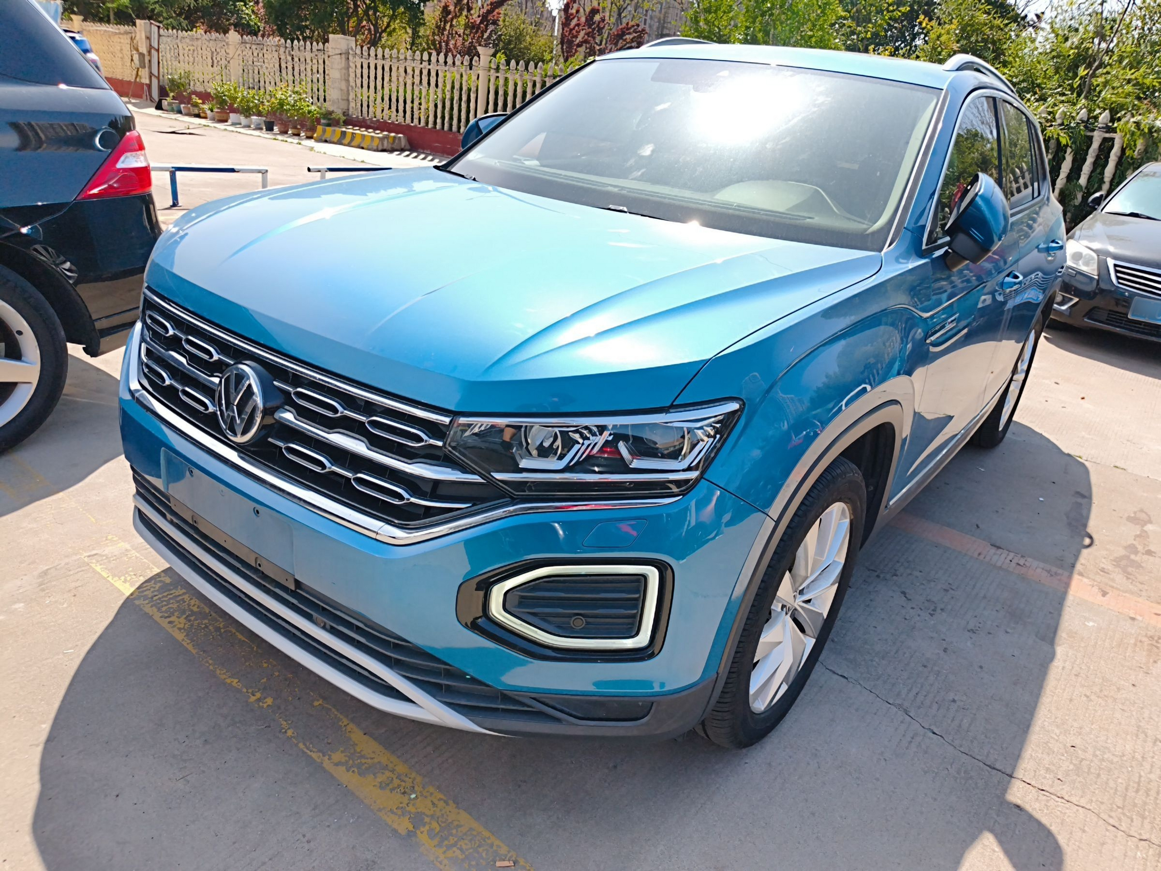 Под передней частью автомобиля