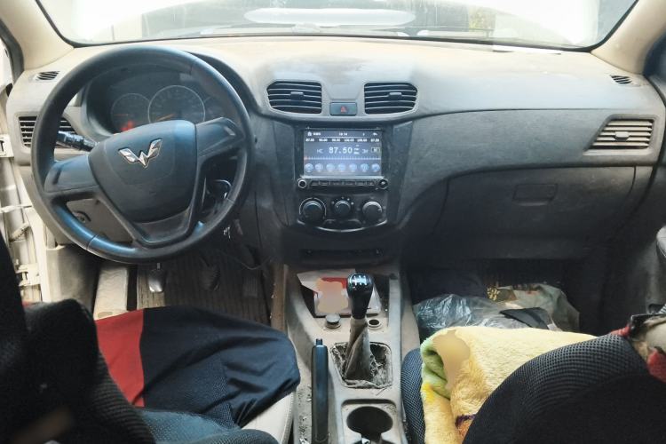 Used Wuling Hongguang 2014 1.2L Standard Model China IV Center Console