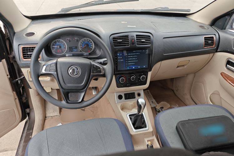 Used Dongfeng Fengon 330 2014 1.5L Manual Utility Version DK15 Center Console