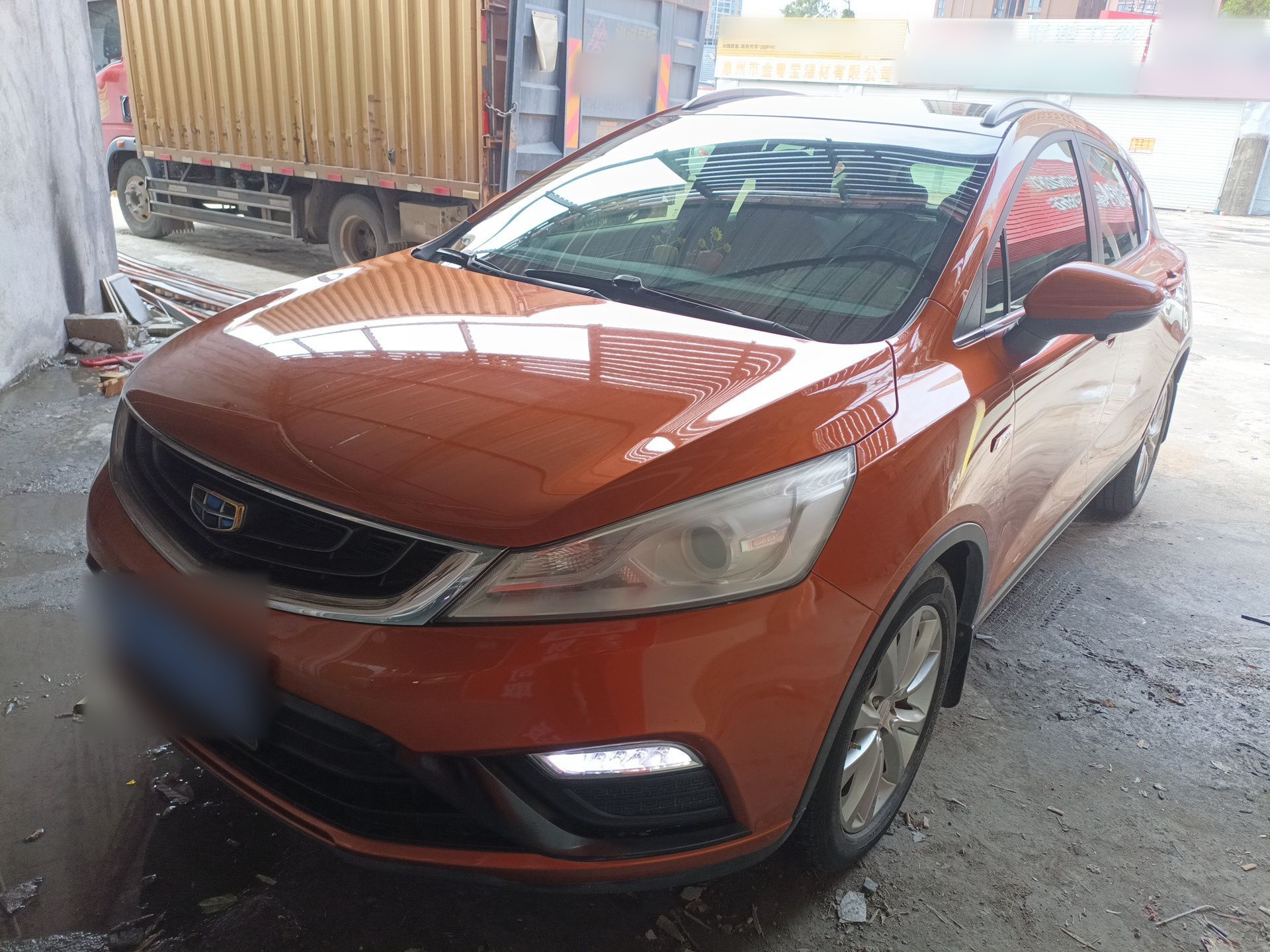 تحت مقدمة السيارة