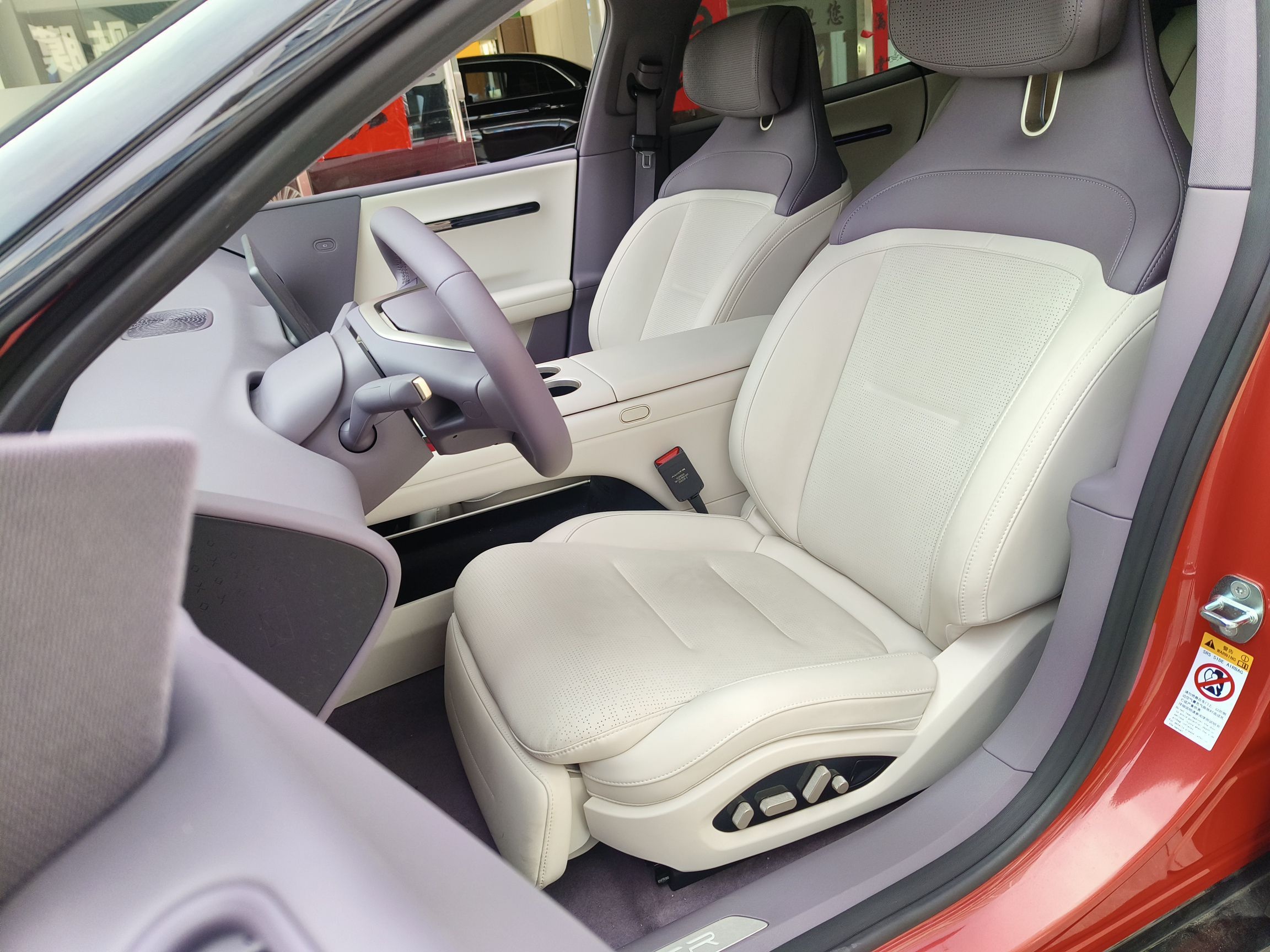 Переднее сиденье в автомобиле