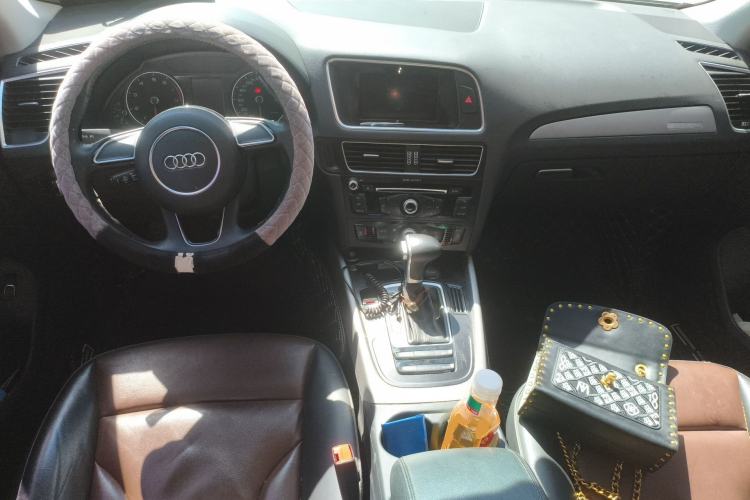 Used Audi Q5 2017 Plus 40 TFSI Ambition Model Center Console