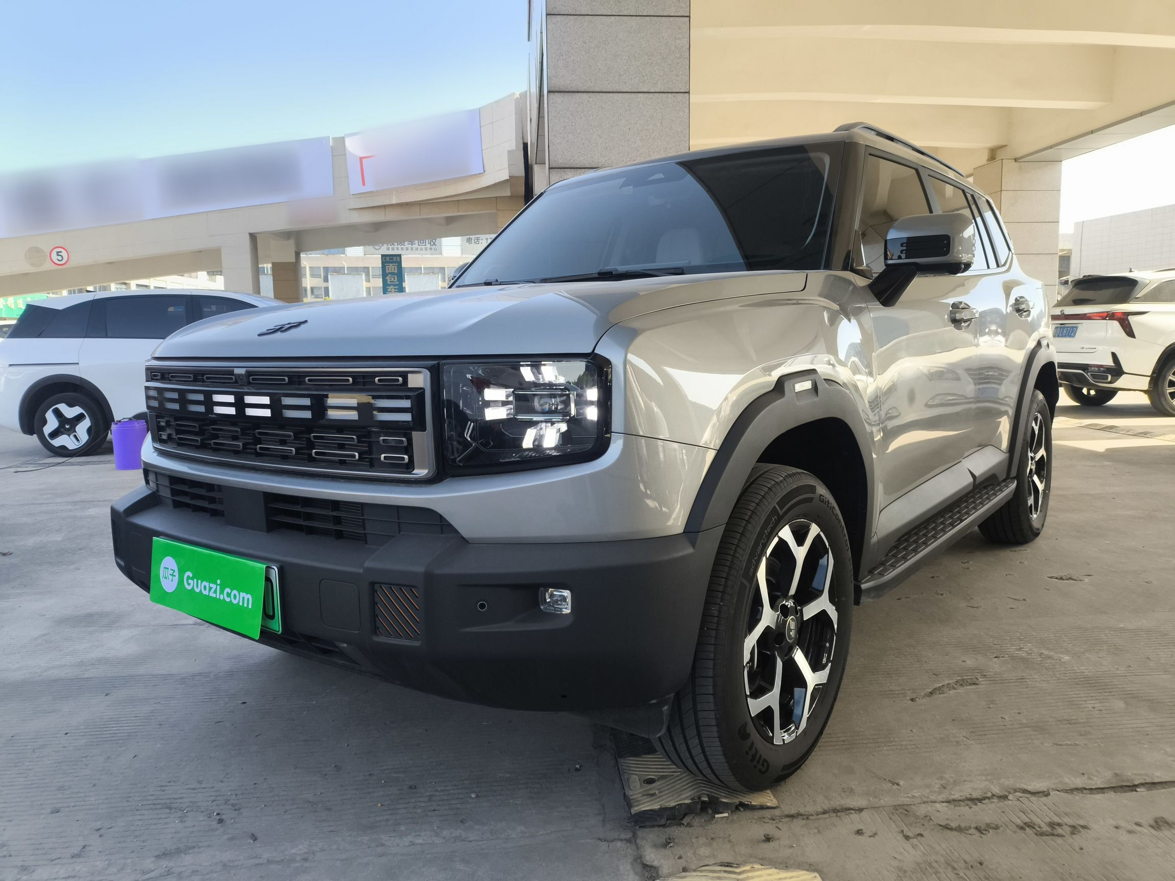 Под передней частью автомобиля