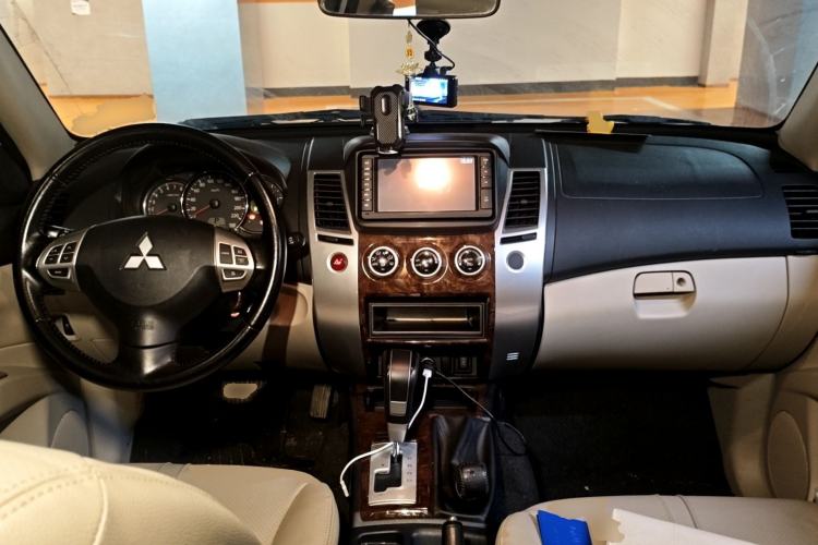 Used Mitsubishi Pajero Sport 2013 3.0L Automatic 4x4 Flagship Edition Center Console