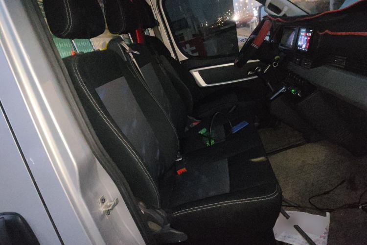 Used Dongfeng Yufeng 2023 V9+ 2.3T Manual Rear-Drive Cargo Van with Dual Rear Tires 3-Seater
