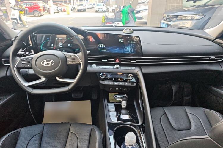 Used Hyundai Elantra 2023 1.5L CVT LUX Prestige Edition
