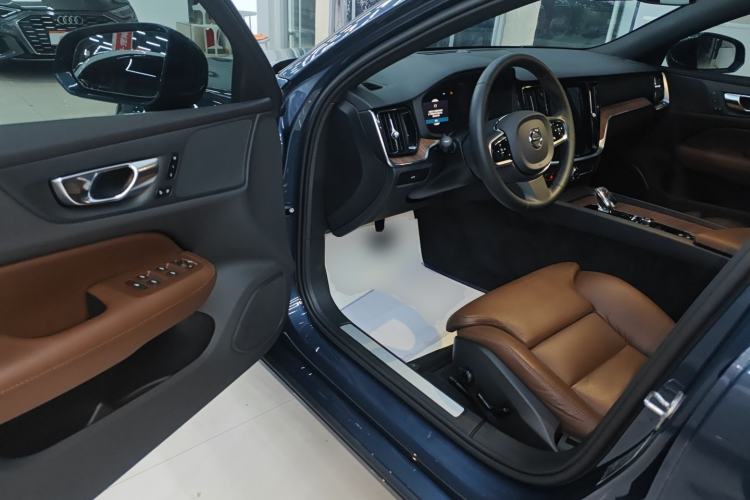 Used Volvo S60 2023 B4 Zhiyuan Luxury Edition
