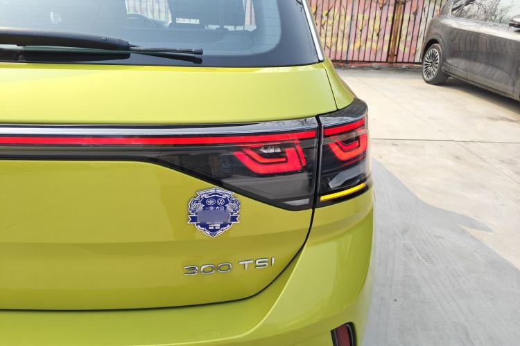 Used Volkswagen T-ROC 2023 300TSI DSG Two-Wheel Drive Starlight Edition
