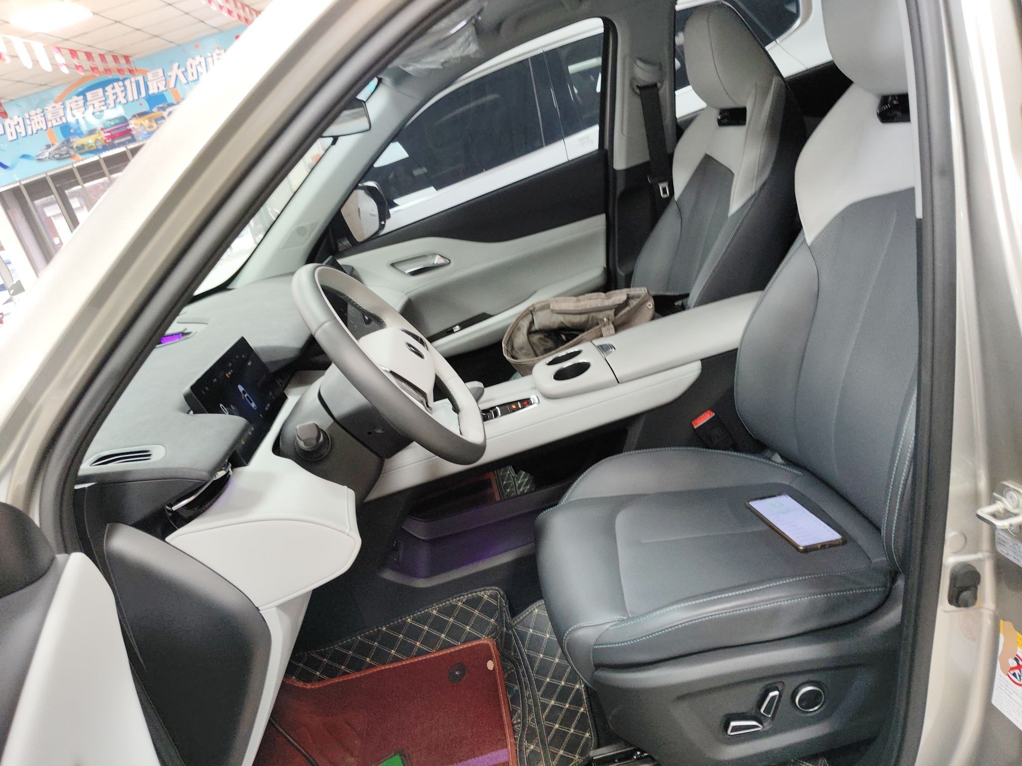 المقاعد الأمامية داخل السيارة