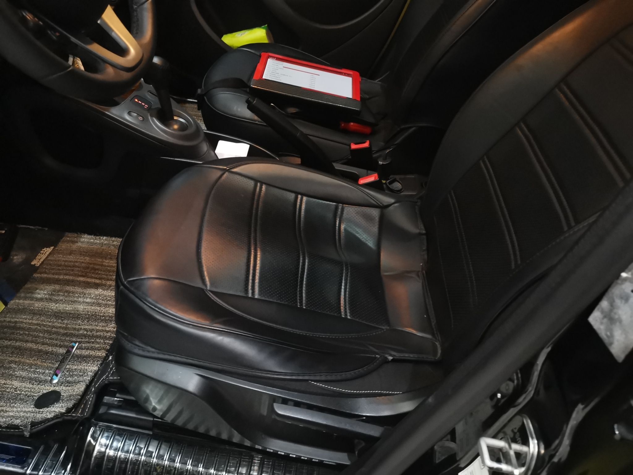 المقاعد الأمامية داخل السيارة