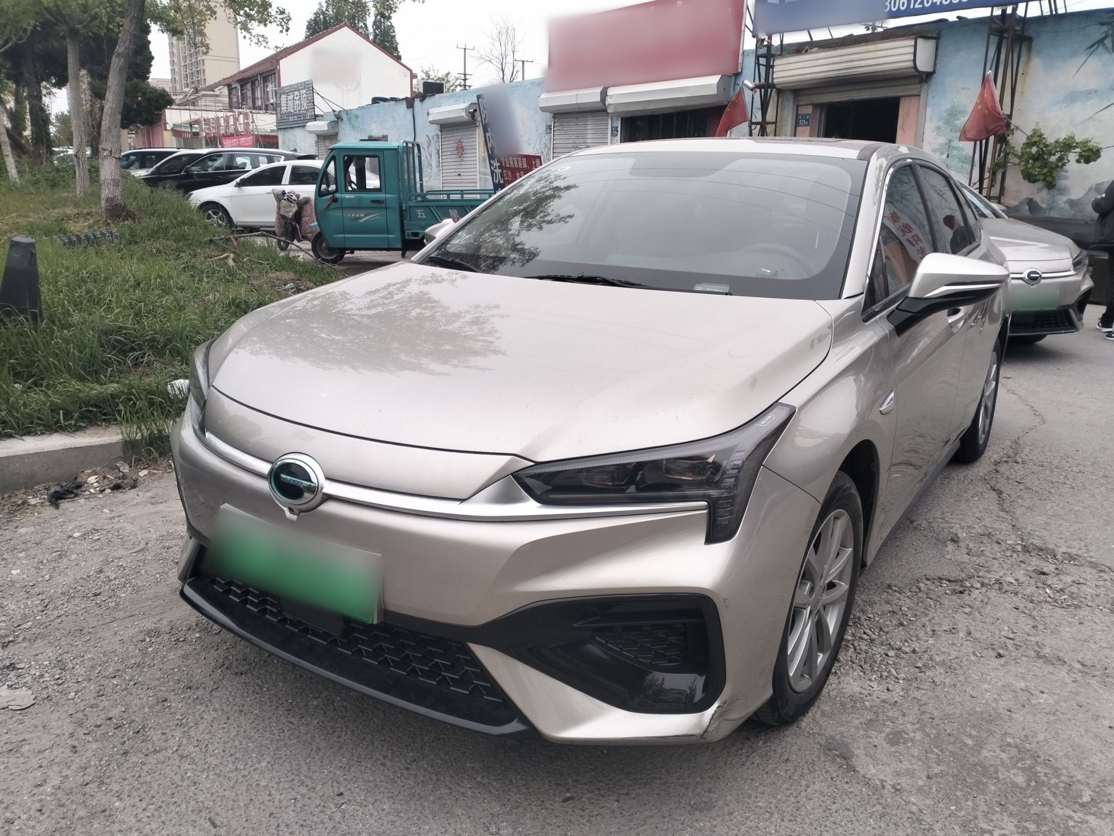 Под передней частью автомобиля