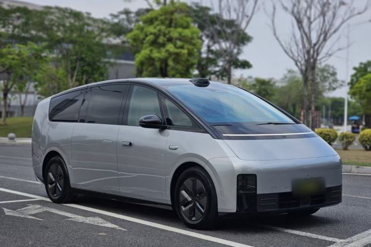 Used Li Auto MEGA 2024 Ultra Model Front Right 45 Deg