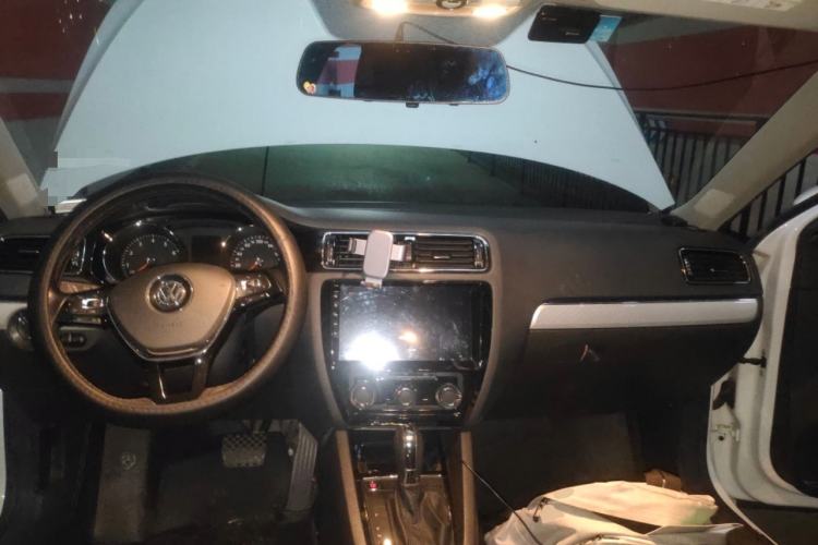 Used Volkswagen Sagitar 2017 1.6L Automatic Comfort Model Center Console